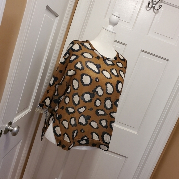Umgee Animal Print Lightweight Oversized Top Size Medium, Casual - Picture 2 of 11